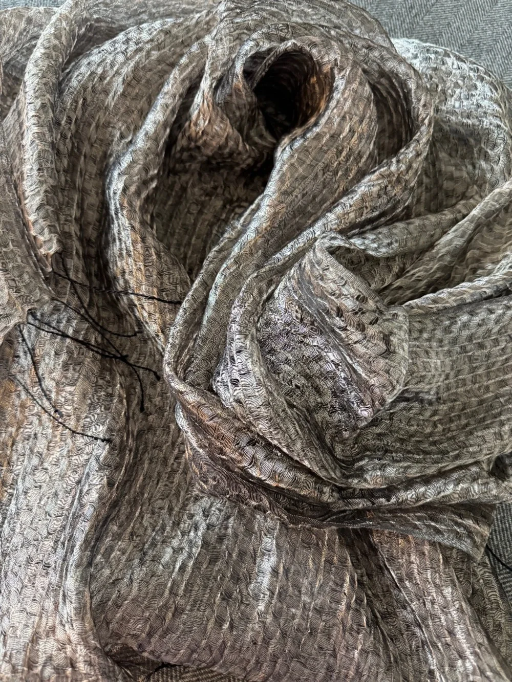 NWOT, ROOST, STUNNING ALCHEMY SCARF, LIGHTLY WOVEN PEWTER METALLIC W/FRINGE ENDS